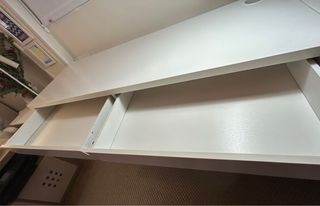 Escritorio blanco con cajones