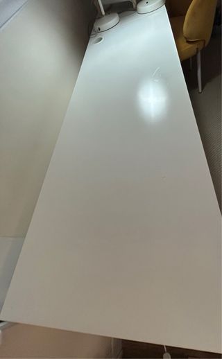 Escritorio blanco con cajones