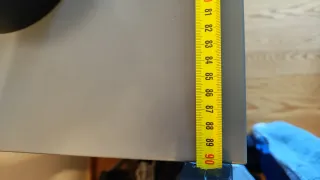 Mueble de metal gris con ruedas