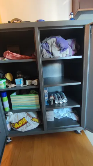 Mueble de metal gris con ruedas