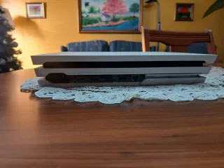 PlayStation 4 Pro con juego (Racket Crank)