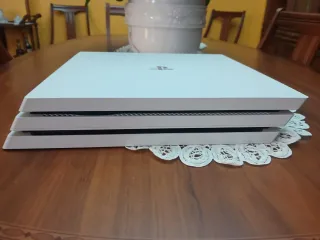 PlayStation 4 Pro con juego (Racket Crank)