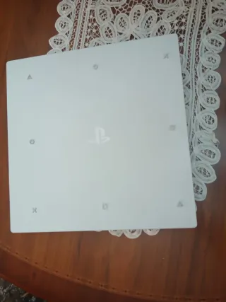 PlayStation 4 Pro con juego (Racket Crank)