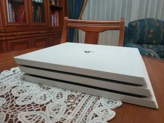 PlayStation 4 Pro con juego (Racket Crank)