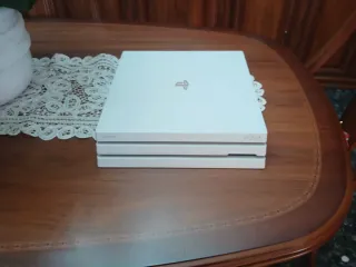 PlayStation 4 Pro con juego (Racket Crank)