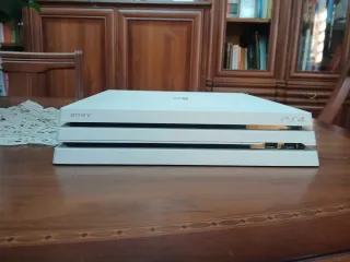 PlayStation 4 Pro con juego (Racket Crank)