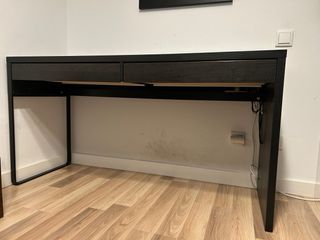 Set escritorios negros con cajones y pasacables