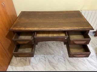 Escritorio de madera con cajones