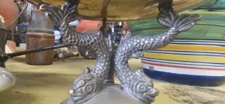 Cáliz antiguo con base de delfines