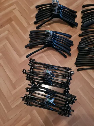 Lote 100 Perchas Negras Plástico