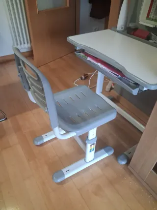 Escritorio infantil con silla y luz