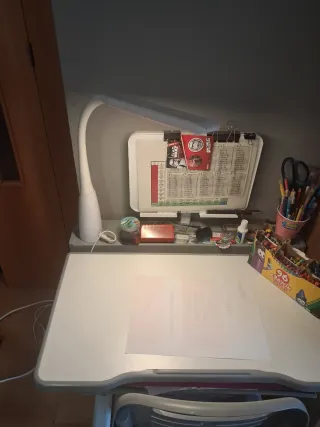 Escritorio infantil con silla y luz