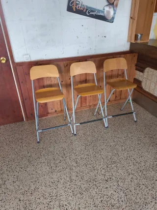 Sillas de bar de madera y metal