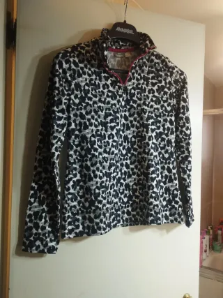 Pack de sudadera y dos camisetas para nieve.