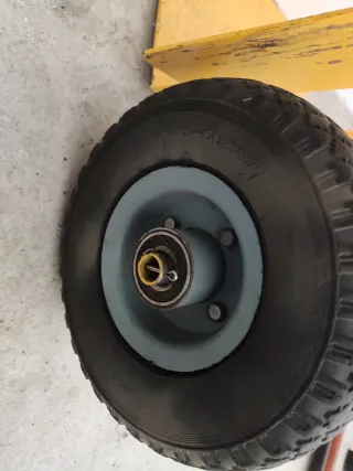 Carretilla de hierro amarilla