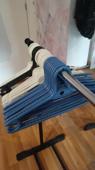 Lote de perchas de plástico y metal 60 piezas