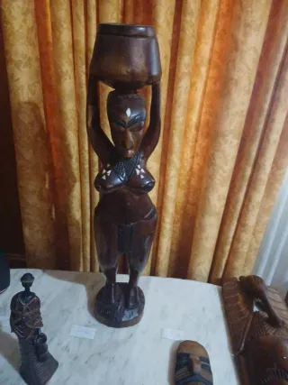 Figuras talladas en madera africana