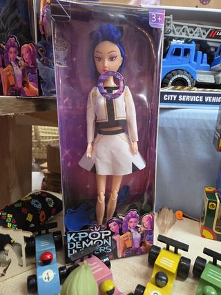 Muñeca K-pop Zoey con música