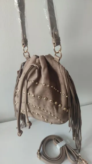 Bolso bombonera flecos tachuelas
