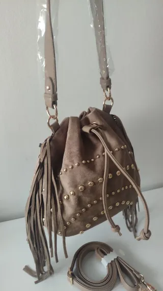 Bolso bombonera flecos tachuelas