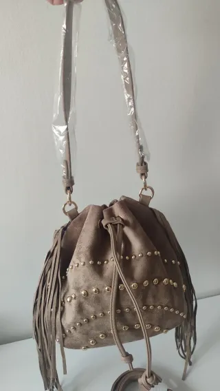 Bolso bombonera flecos tachuelas