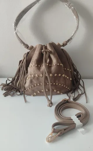 Bolso bombonera flecos tachuelas