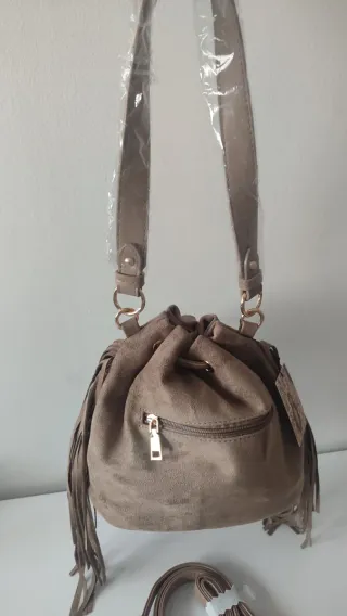 Bolso bombonera flecos tachuelas