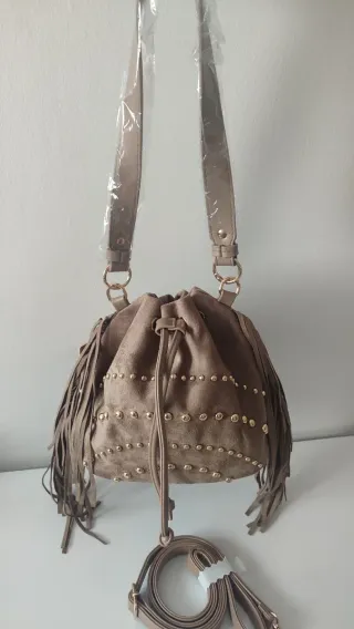 Bolso bombonera flecos tachuelas