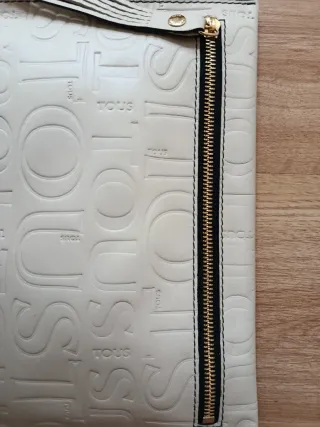 Bolso de mano Tous beige con logo grabado