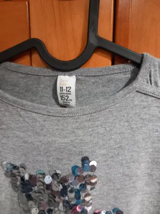 Camiseta niña gris lentejuelas corazón