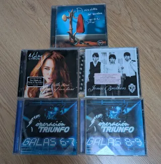 Lote 5 CD: Miley Cyrus, Jonas Brothers, Miliki, OT