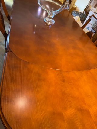 Mesa de comedor extensible con 4 sillas tapizadas