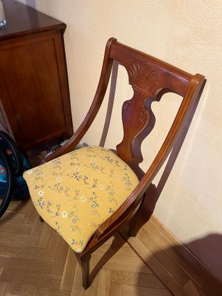 Mesa de comedor extensible con 4 sillas tapizadas