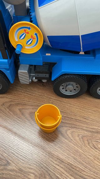 Hormigonera Bruder Azul y Blanca