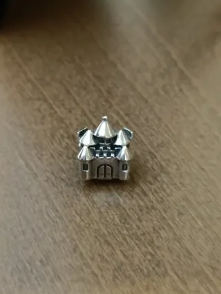 Abalorio Pandora castillo de plata con corona oro