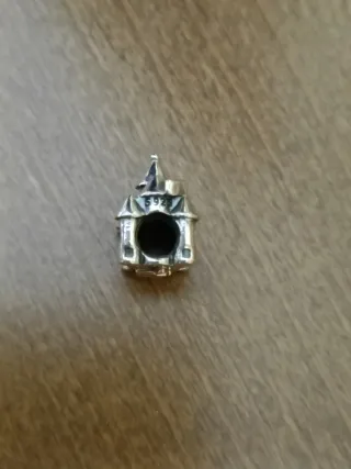 Abalorio Pandora castillo de plata con corona oro