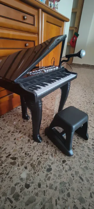 Piano en miniatura de juguete