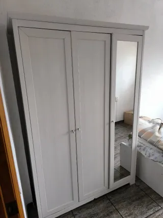 Cama individual blanca con cajón 50€ y armario50€