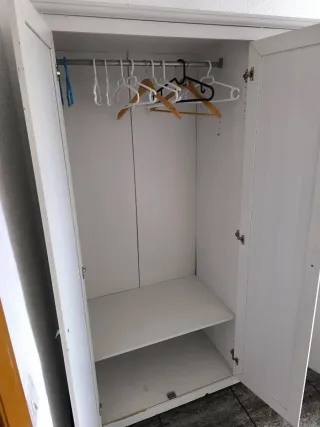 Cama individual blanca con cajón 50€ y armario50€