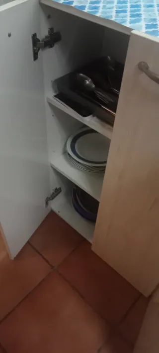 Mueble de cocina blanco y azul