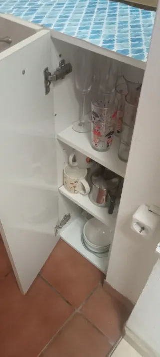 Mueble de cocina blanco y azul