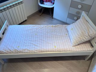 Cama Ikea blanca con somier