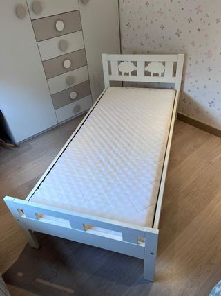 Cama Ikea blanca con somier