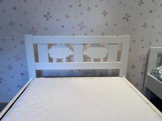 Cama Ikea blanca con somier