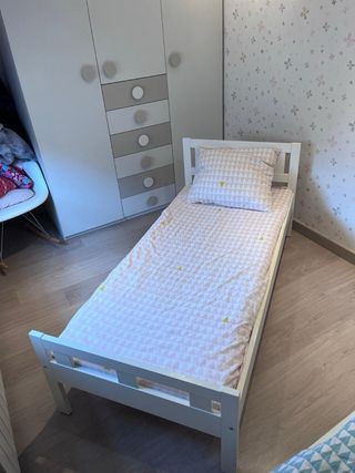 Cama Ikea blanca con somier