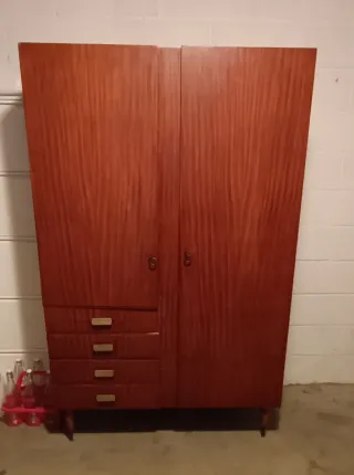 Armadio in legno marrone/rosso