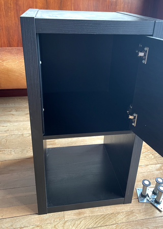 Mueble auxiliar de la linea Kallax de Ikea negro