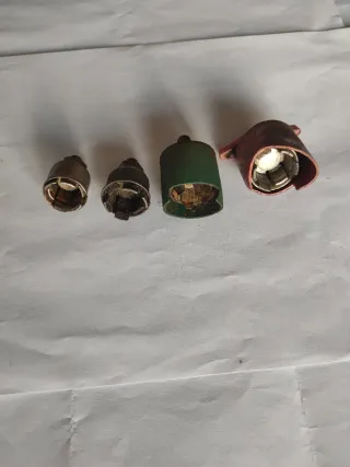 Terminales de batería de coche.