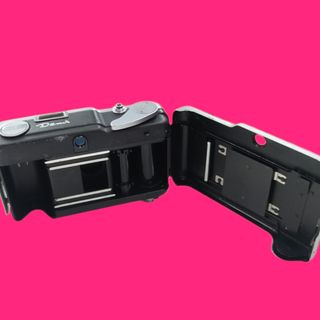 CAMARA DE FOTOS CANON DEMI METAL PLATEADA Y NEGRA