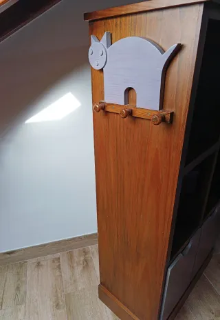 Estantería de pino con cajones